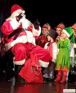 Moș Crăciun a fost prezent la serbarea preșcolarilor de la Grădinița Bambi din Arad