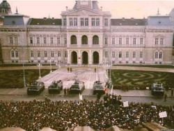 (FOTO/VIDEO) Se împlinesc 28 de ani de la scânteia care a scos oamenii în stradă la Arad împotriva regimului COMUNIST