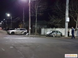 Impact devastator între un BMW şi un NISSAN, la intersecţia străzii Liviu Revreanu cu strada Oituz. O femeie a fost transportată la spital