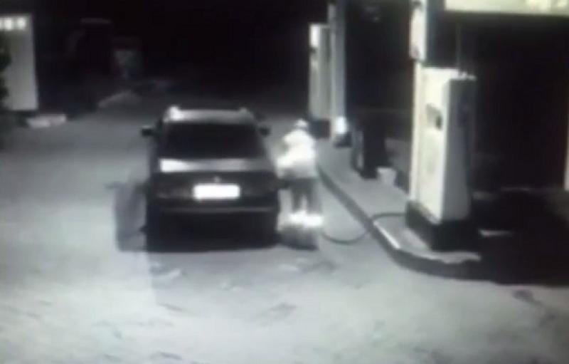 Cu numere false, la furat de carburant, din staţia PECO. Poliţiştii i-au prins pe cei doi tineri!