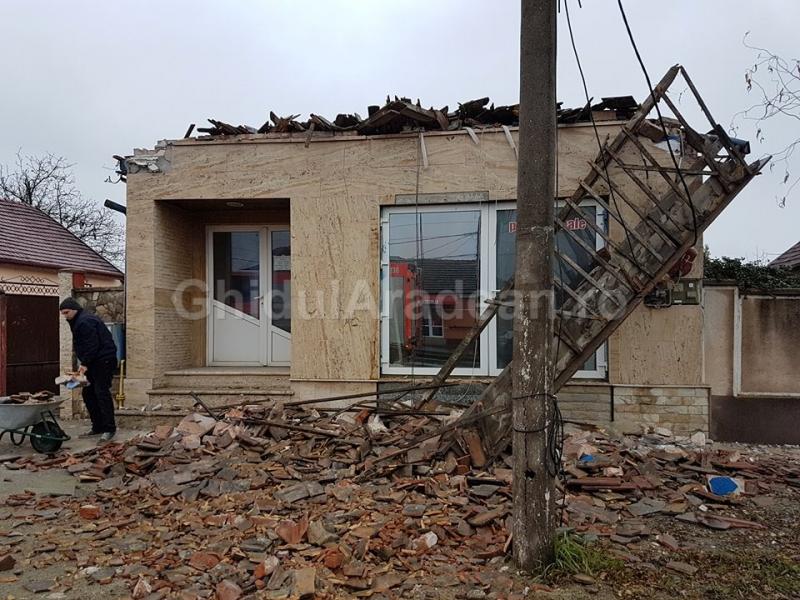 Tragedie evitată pe Calea Radnei, acolo unde acoperişul unei case, s-a prăbuşit pe trotuar
