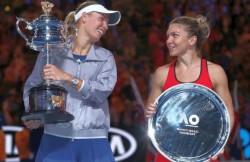 Simona Halep, învinsă de Caroline Wozniacki în finala de la Australian Open.  Află câţi bani încasează cele două finaliste
