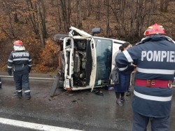 Valea Mureşului, din nou scena unui accident rutier. Trei persoane au rămas încarcerate într-un microbuz răsturnat