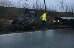 Autoturism răsturnat cu roțile în sus pe șoseaua ce leagă Aradul de Timișoara