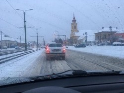 Amendaţi că nu au deszăpezit şoselele din municipiu