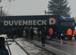 DN 7 blocat de un accident între două TIR-uri şi un autoturism 