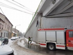 Atenţie la ţurţurii de gheaţă! Intervenţie a pompierilor arădeni pentru îndepărtarea unui pericol iminent