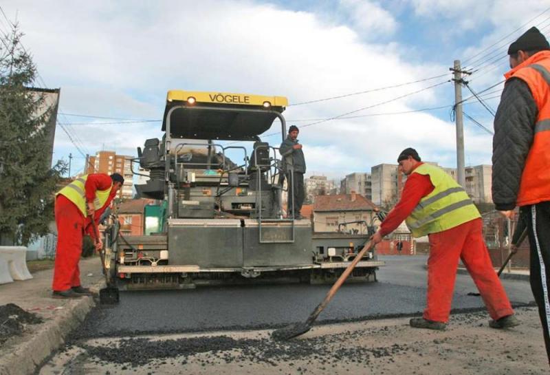 Încep lucrările de asfaltare pe patru loturi de străzi din municipiul Arad