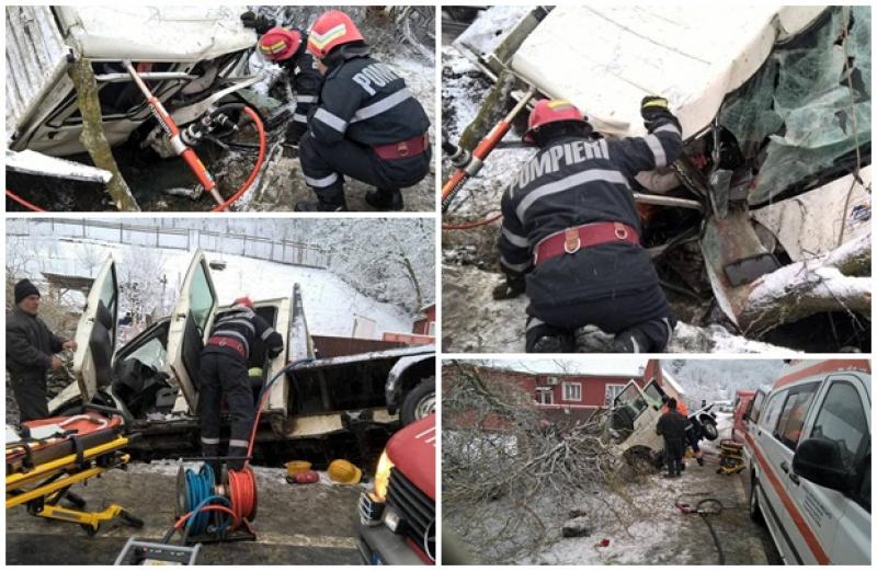 Doi bărbaţi, captivi într-o camionetă răsturnată pe DN7