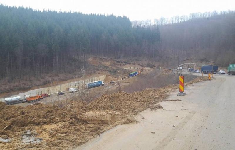 Trafic blocat în vestul țării. AFLĂ ce s-a întâmplat