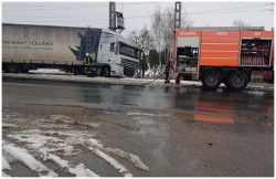 Un TIR a luat foc după ce a lovit un transformator de înaltă tensiune!