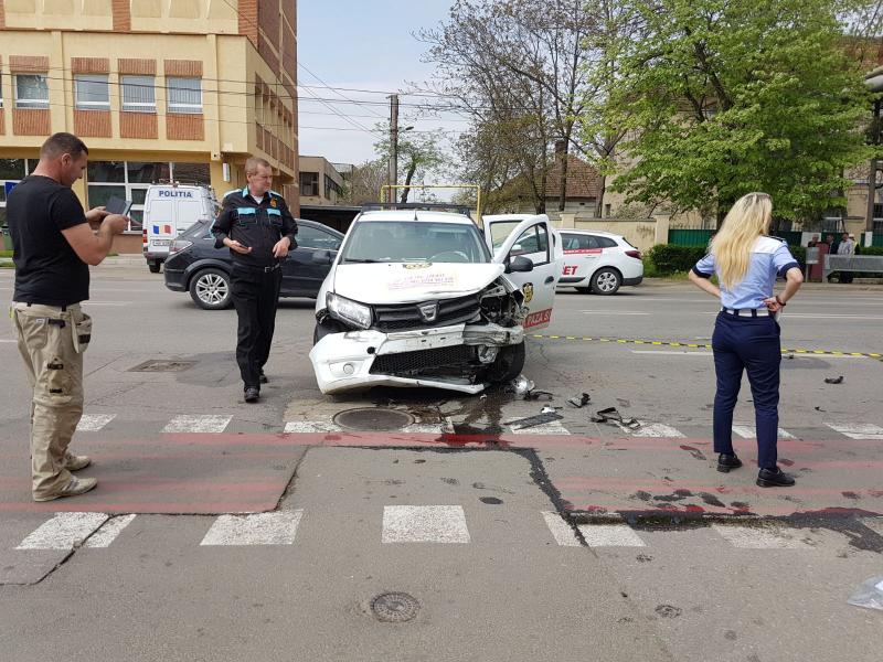 Accident de circulație pe Victoriei. Două persoane au ajuns la spital