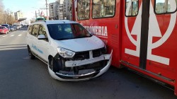 Impact intre un tramvai şi un autoturism, pe calea Aurel Vlaicu