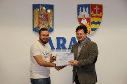 Arădeanul care a parcurs celebrul drum Camino de Santiago pentru copiii din Arad, premiat de autorităţile locale