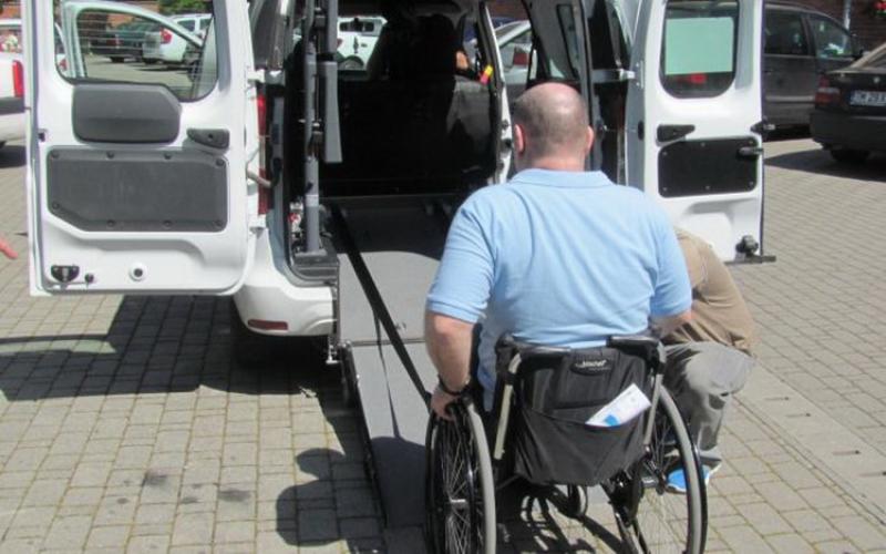 Primăria Arad asigură transport gratuit persoanelor cu handicap aflate în scaun rulant