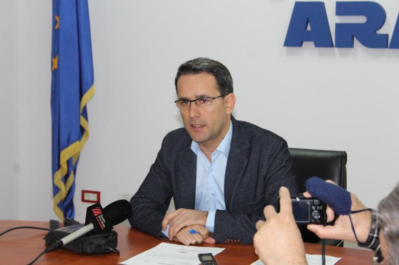 După trei săptamâni de criză a gunoailor, directorul ADI Sistem Integrat de Gestionare a Deseurilor (SIGD) Arad, Adrian Ţolea şi-a depus astăzi mandatul