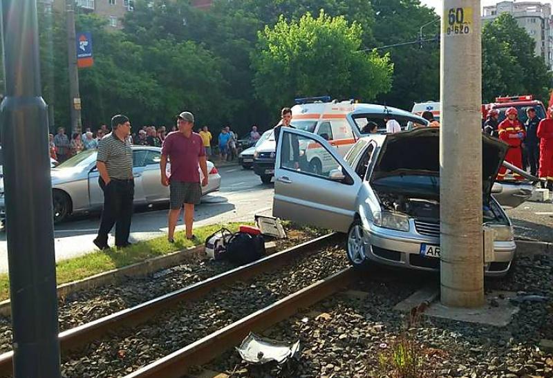 O persoană a rămas încarcerată în urma unui accident rutier, care a avut loc luni dimineața, în zona Vlaicu