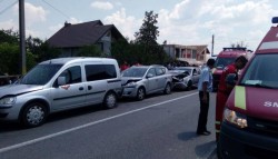 Neatenția și graba șoferilor au fost cauzele unui accident în lanț, produs vineri dimineața