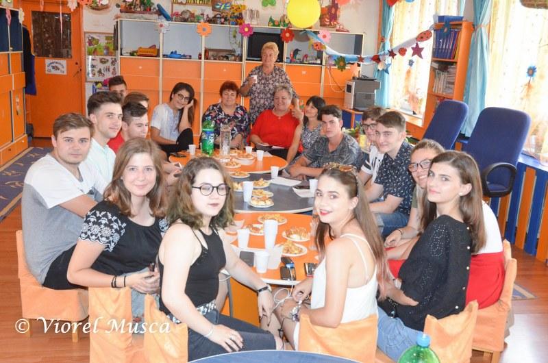 Eveniment ,INEDIT la Gradinita „Prieteniei”din Vlaicu! Liceenii de azi s-au reintalnit cu educatoarele lor din 2008      