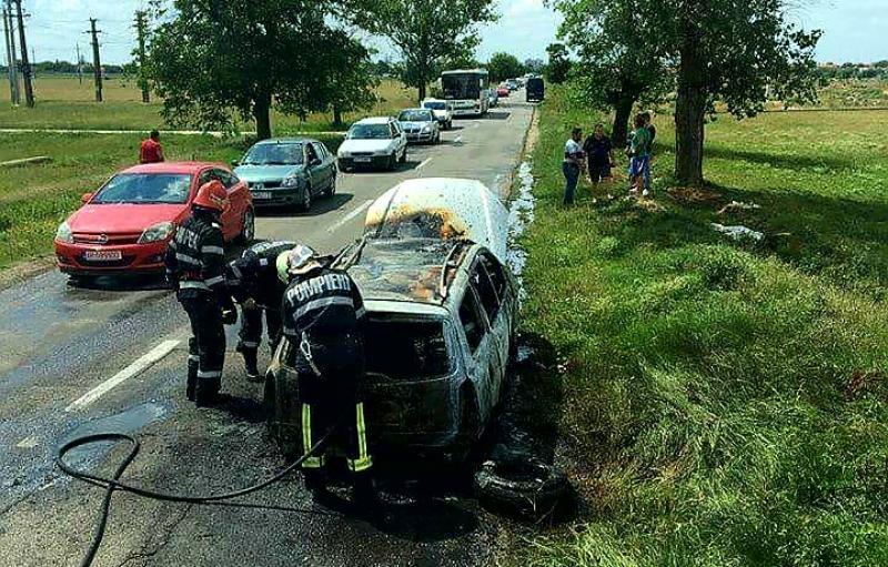 Panică și groază pe drumul ce duce la Fântânele. O mașină a luat foc în mers