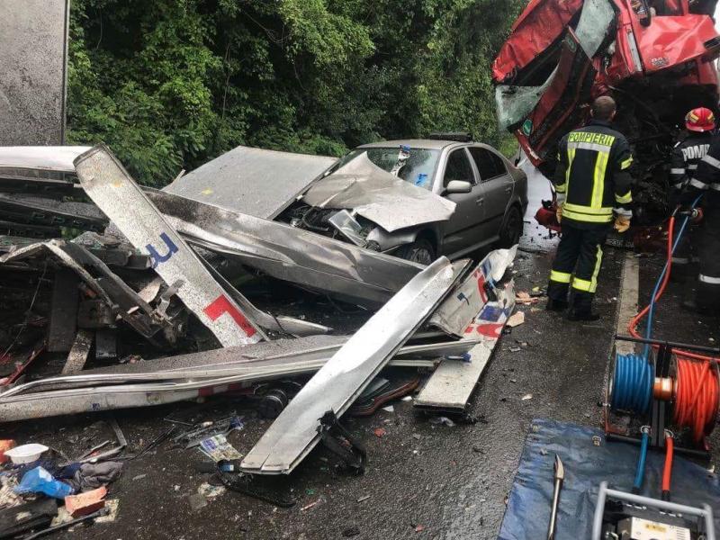 UPDATE FOTO/ GRAV accident rutier pe DN 7. Șoferul unui TIR în stare gravă