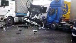 GRAV accident rutier ! Trei TIR-uri s-au ciocnit, iar o persoană este rănită