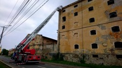 Acoperiș desprins de pe clădirea fostei fabrici Indagrara. Pompierii arădeni au intervenit prompt