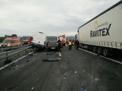 Patru persoane și-au pierdut viața sâmbătă dimineața, într-un groaznic accident rutier