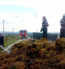 O remorcă încărcată cu fân a luat foc 