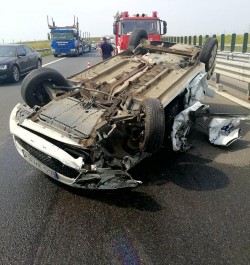 Accident pe Autostrada Arad-Timișoara. O mașină s-a răsturnat cu roțile-n sus