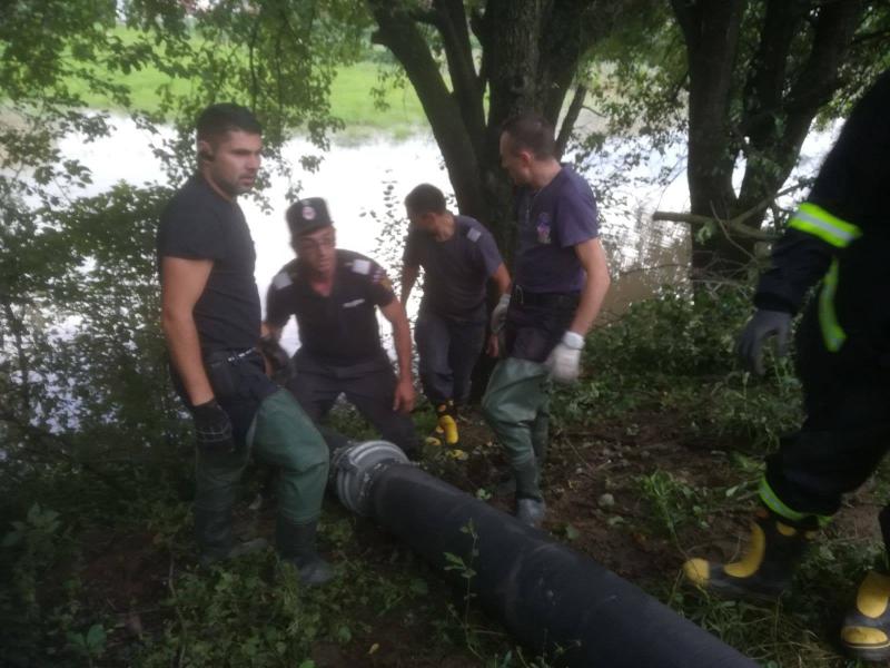 Pompierii arădeni se întorc de la Sibiu, după 24 de ore de intervenții pentru evacuarea apei din gospodării