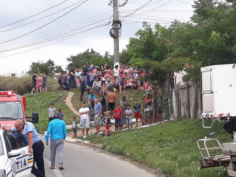 O autoutilitară a distrus locuința unei bătrâne din Arad. Vehiculul lăsat nesupravegheat a luat-o la vale