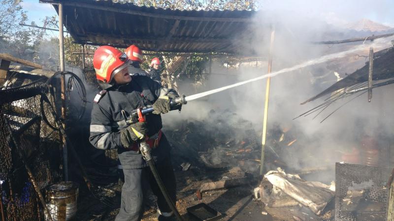 O magazie a luat foc la Păuliș. INCENDIUL puternic a fost stins la timp