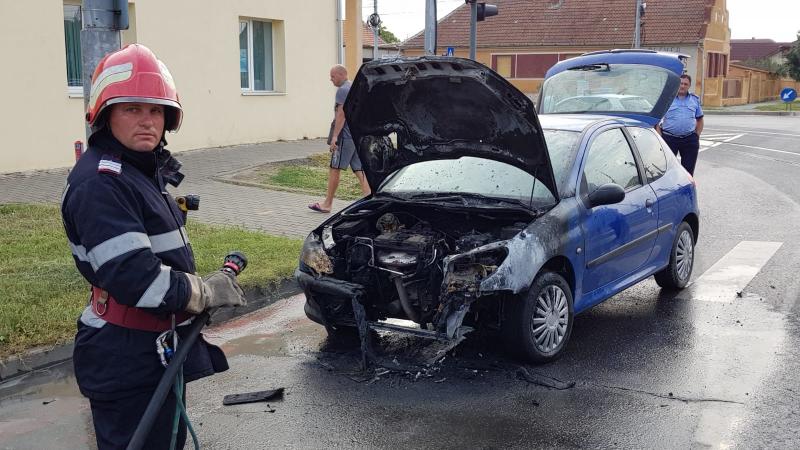 Un autoturism a luat foc în municipiul Arad