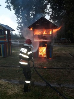 Locul de joacă din Ineu a luat foc sâmbătă după-masă