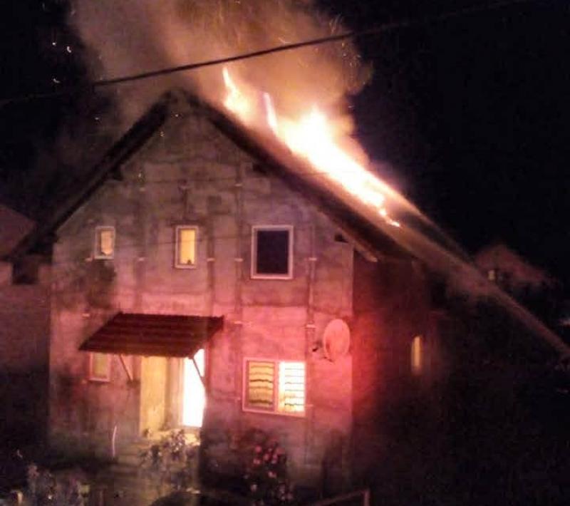 Flăcările au înghițit o casă din județul Timiș!