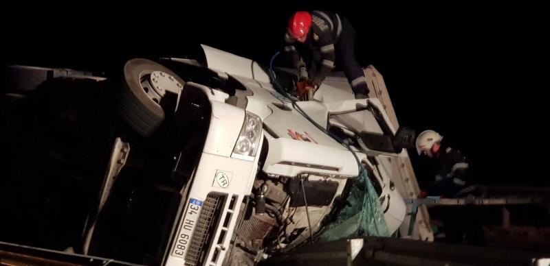 TIR răsturnat la ieşirea de pe autostrada în zona industrială, şoferul decedat!