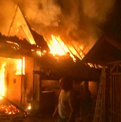 O familie din Sântana a rămas pe drumuri. Casa le-a ars în întregime