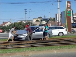 Accident rutier la Fortuna. Un șofer a ajuns cu autoturismul pe liniile de tramvai