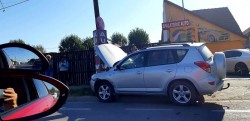 Graba strică treaba, iar neatenția provoacă accidente. Un autoturism a ajuns direct într-un stâlp de pe strada Pădurii