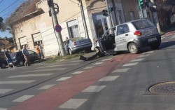 Vinerea accidentelor rutiere în Municipiul Arad. Un autoturism Volkswagen a ajuns pe trotuar 