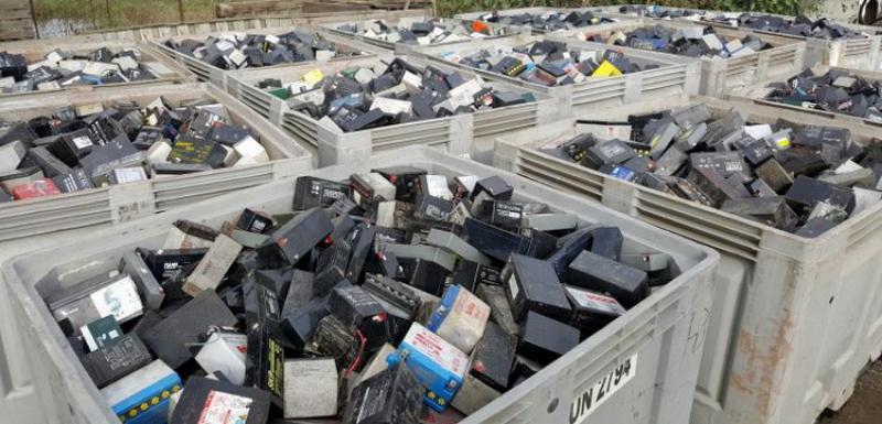 Transport illegal de 8 tone de acumulatori depistat de polițiștii arădeni