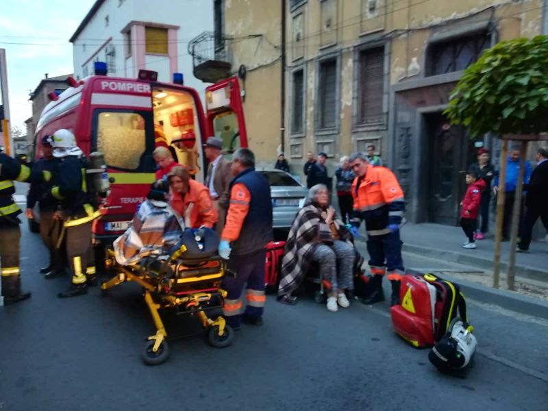 Un apartament a luat foc pe Bd. Decebal, mai multe persoane au fost evacuate