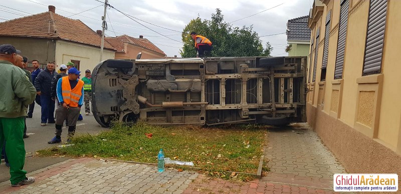 GRAV accident rutier pe Eftimie Murgu! O camionetă dată peste cap de trei ori!