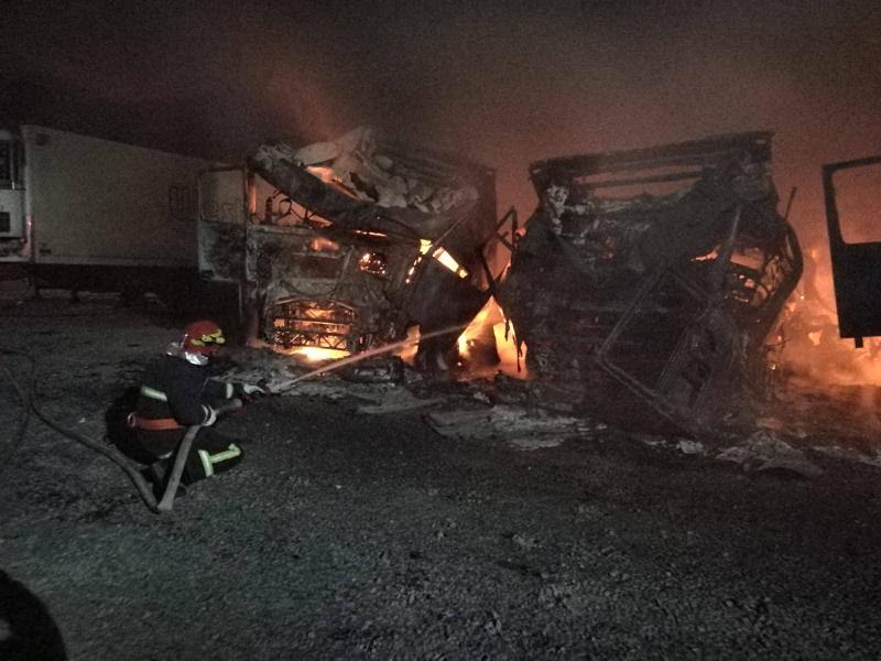Trei camioane au luat foc în marți dimineața, în localitatea Cicir