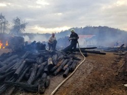 În ultimele 48 de ore,pompierii arădeni au intervenit la 7 incendii. Duminică, o casă a luat foc, din neglijența proprietarului