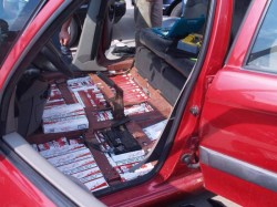 Polițiștii arădeni au găsit țigarete de contrabandă într-o mașină abandonată pe Pădurii