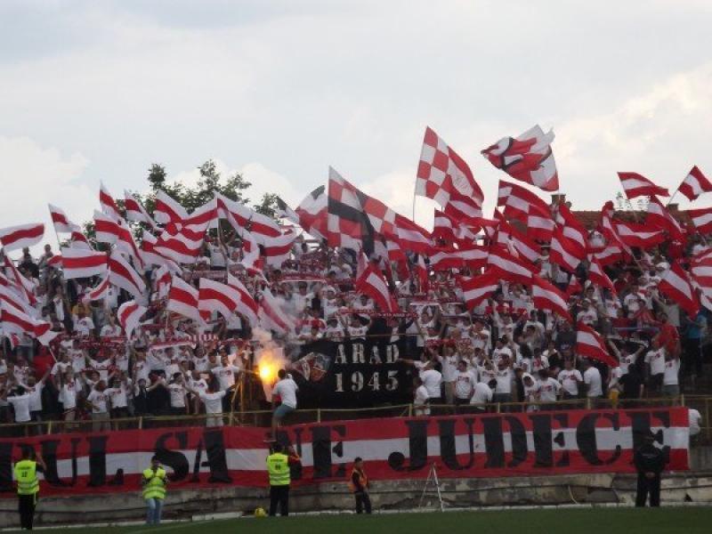 Jandarmii asigură măsurile de ordine la meciul de fotbal UTA ARAD - UNIVERSITATEA CLUJ