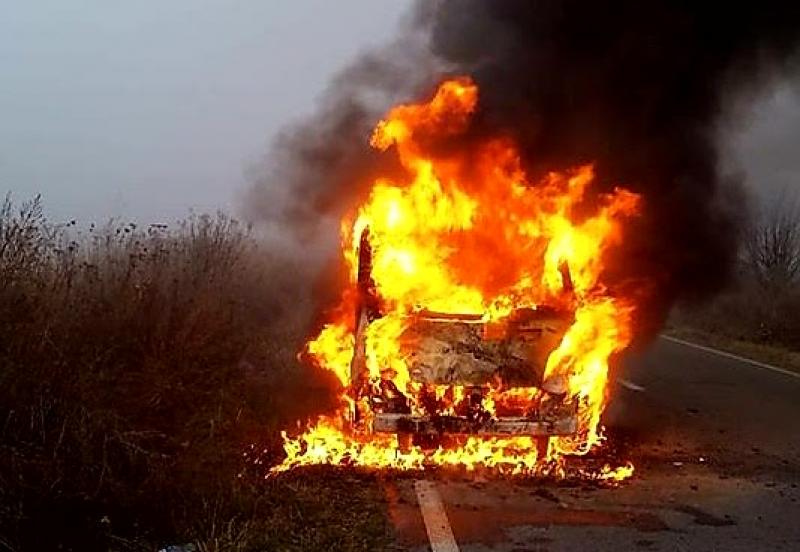 Un microbuz a luat foc pe o șosea din TImiș
