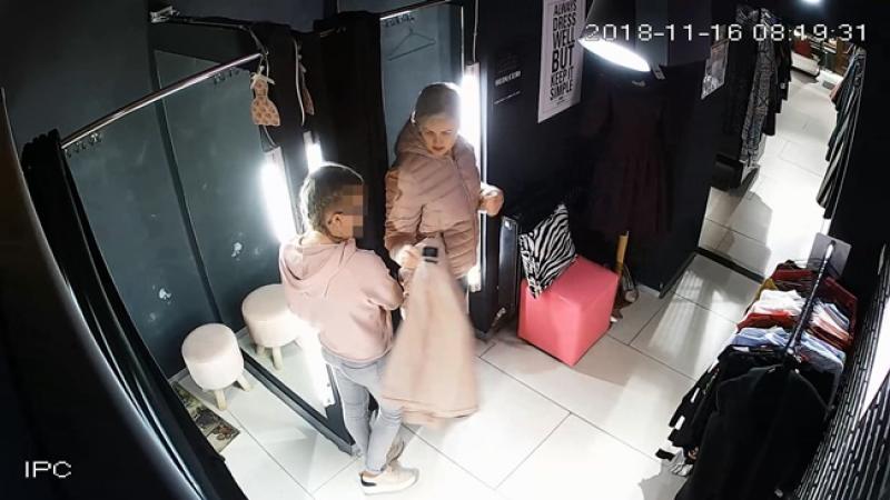 O femeie fura alături de fiica ei de numai 10 ani, dintr-un magazin pe care-l vizita des